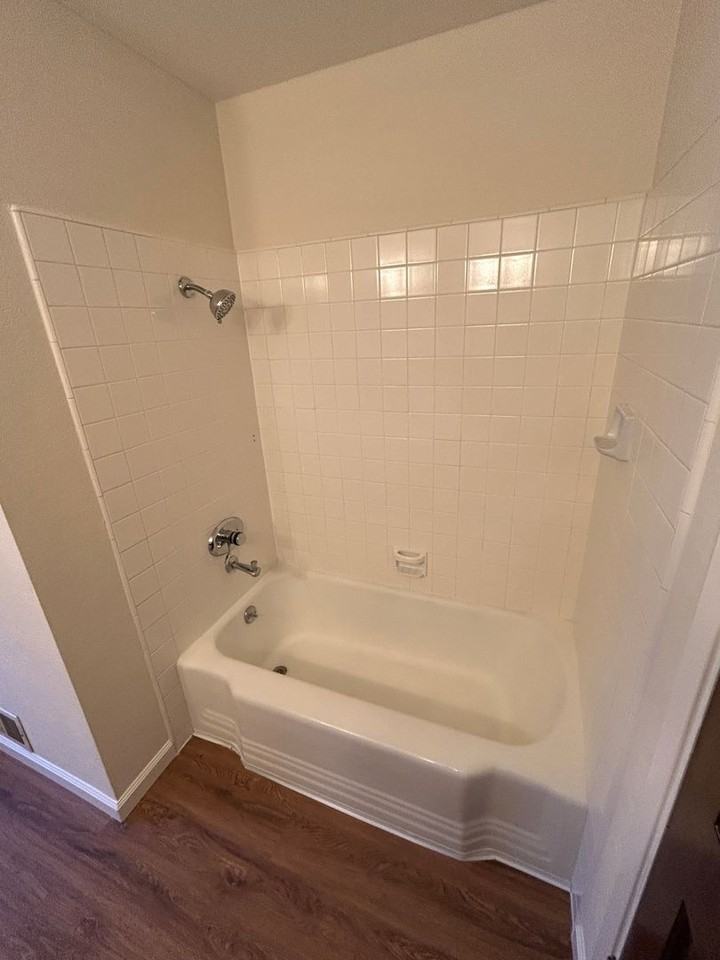 1569 Queensbury Ave - Photo 7 of 9