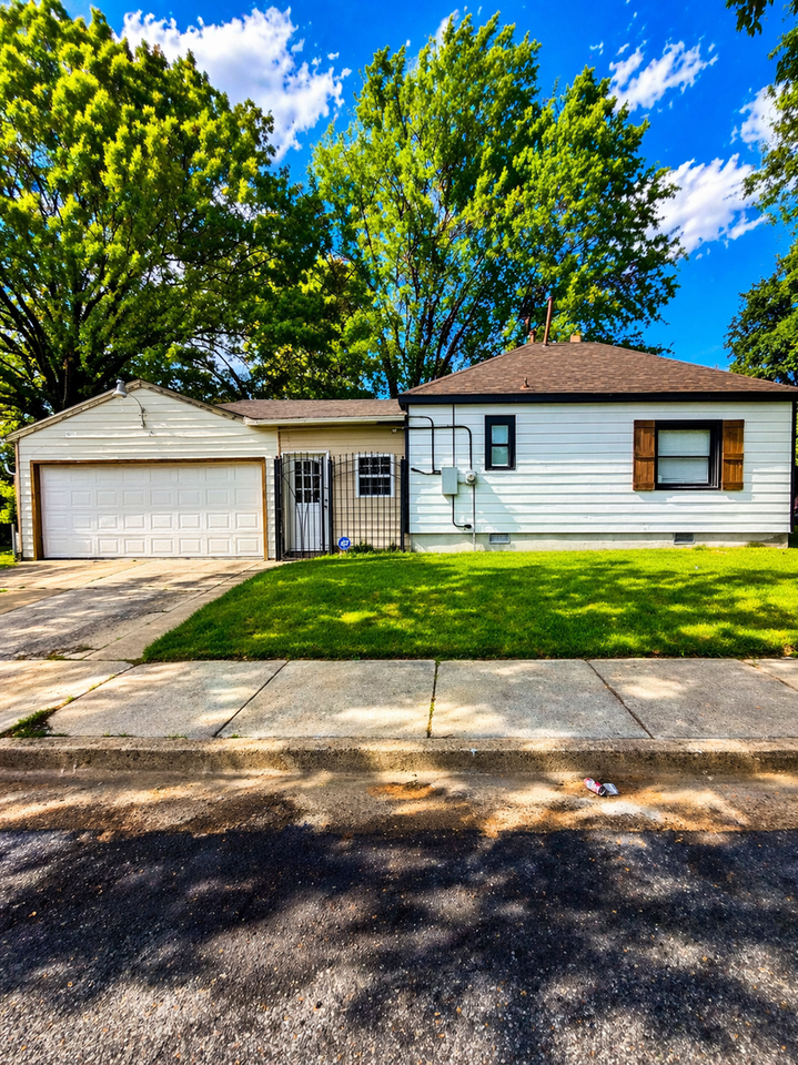 2445 Lowell Ave - Photo 2 of 9