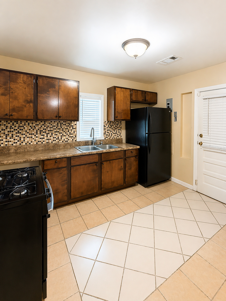 2445 Lowell Ave - Photo 5 of 9