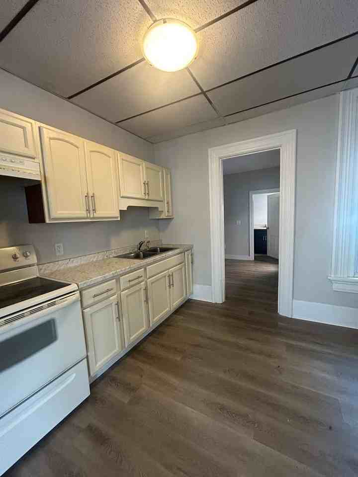 1015 Chestnut St - Photo 4 of 14