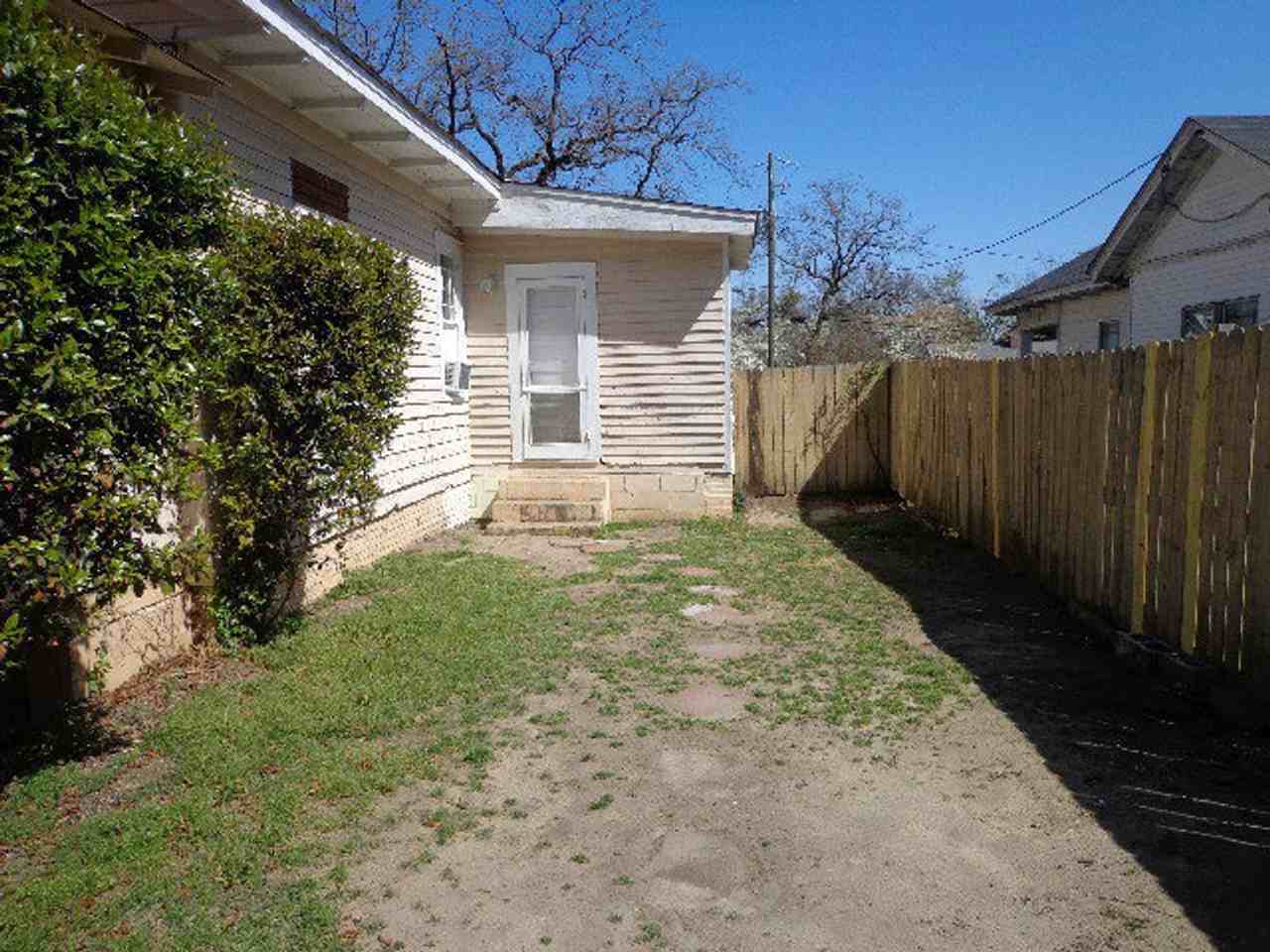 1115 Cobb St Apt C - Photo 2 of 2