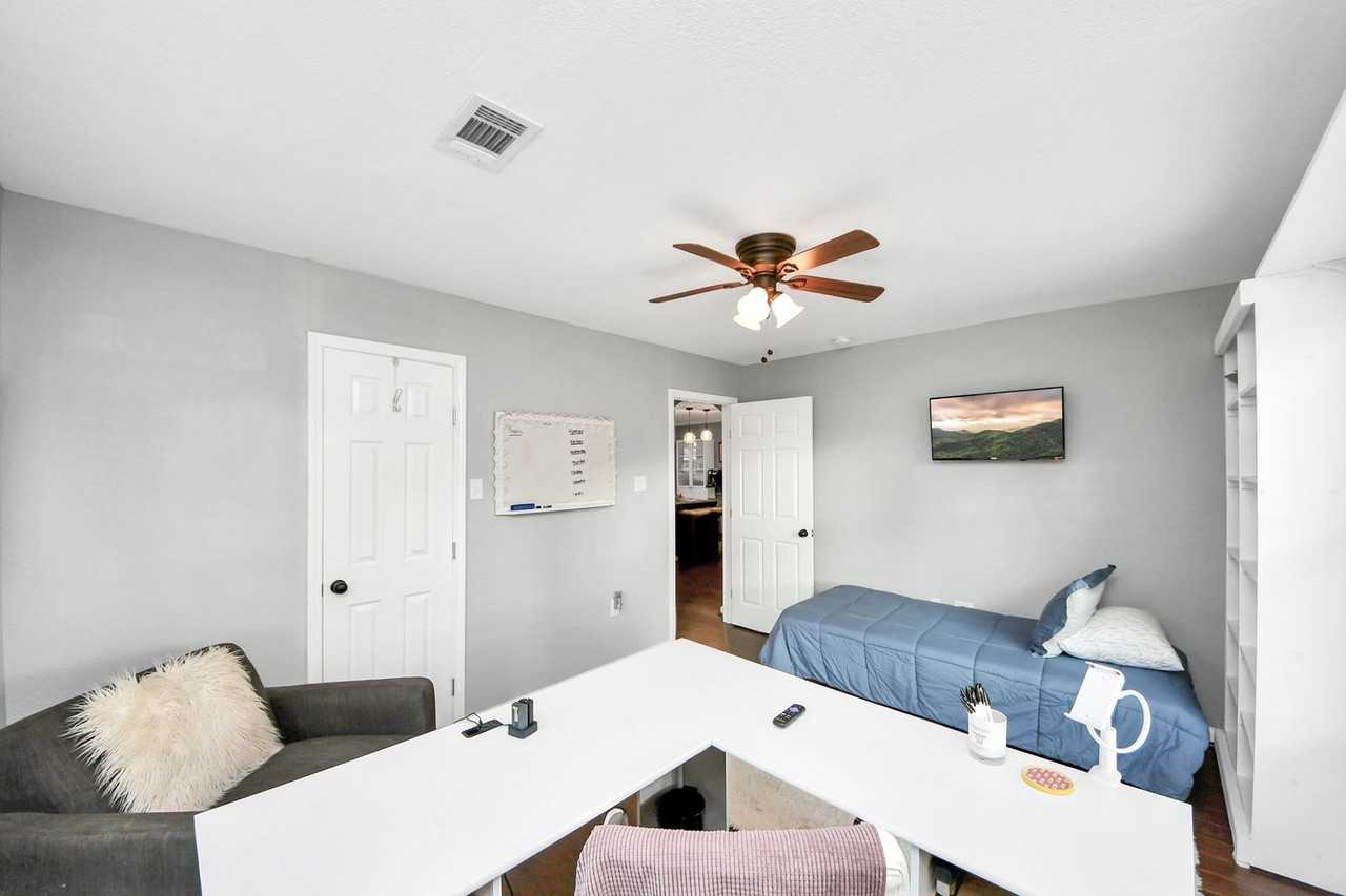 7032 Conley St - Photo 5 of 39