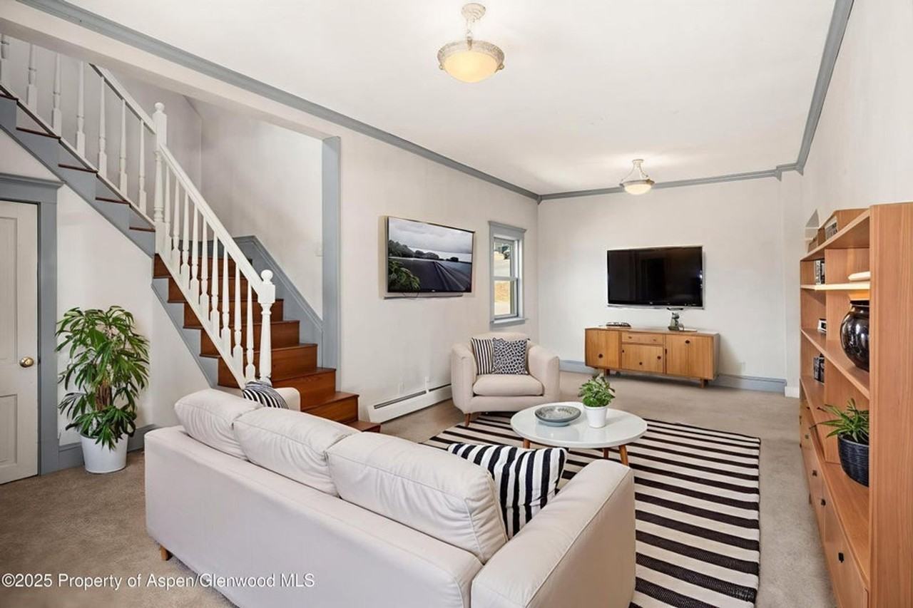 440 Whiteriver Ave - Photo 2 of 25