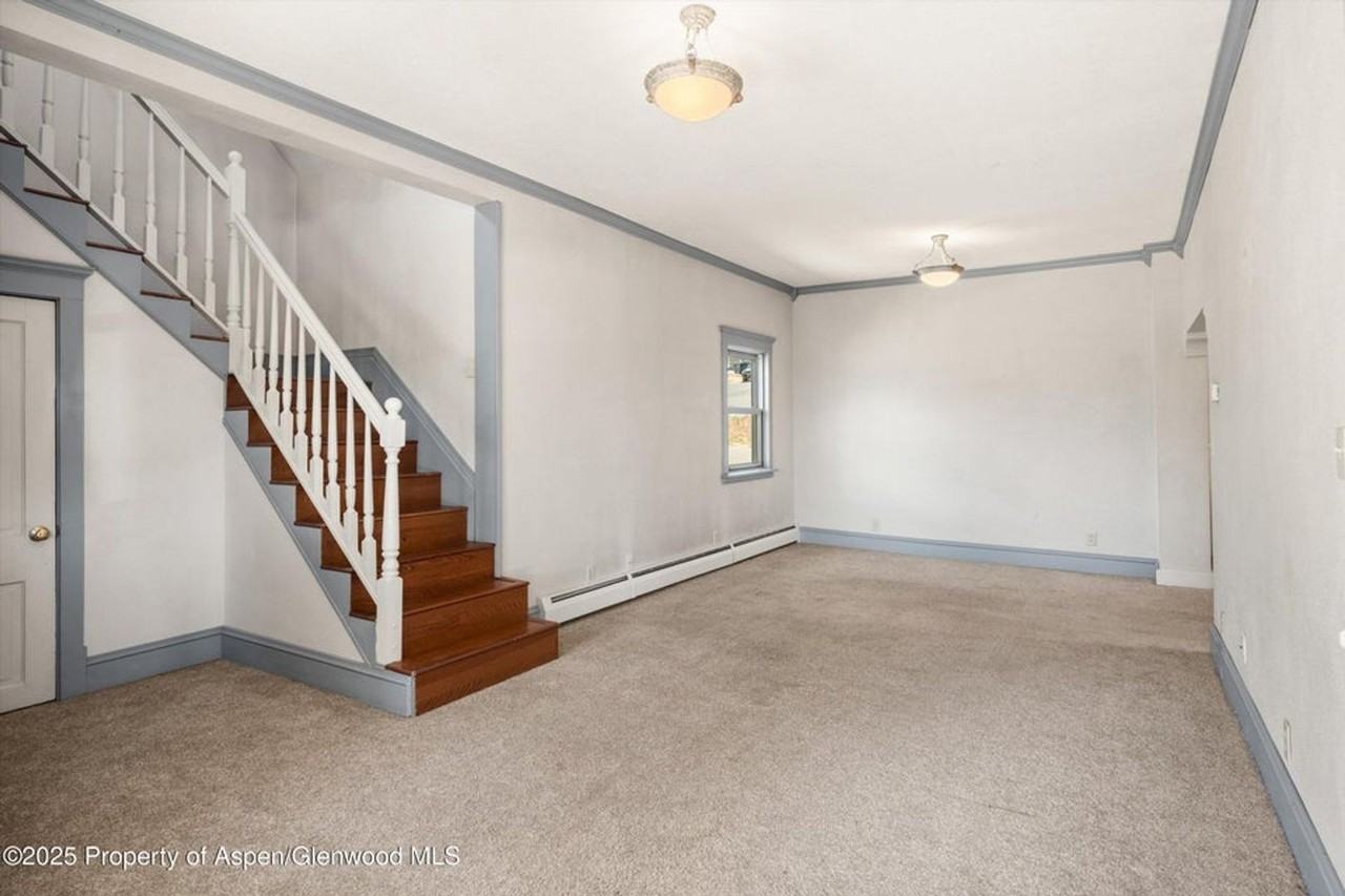 440 Whiteriver Ave - Photo 3 of 25