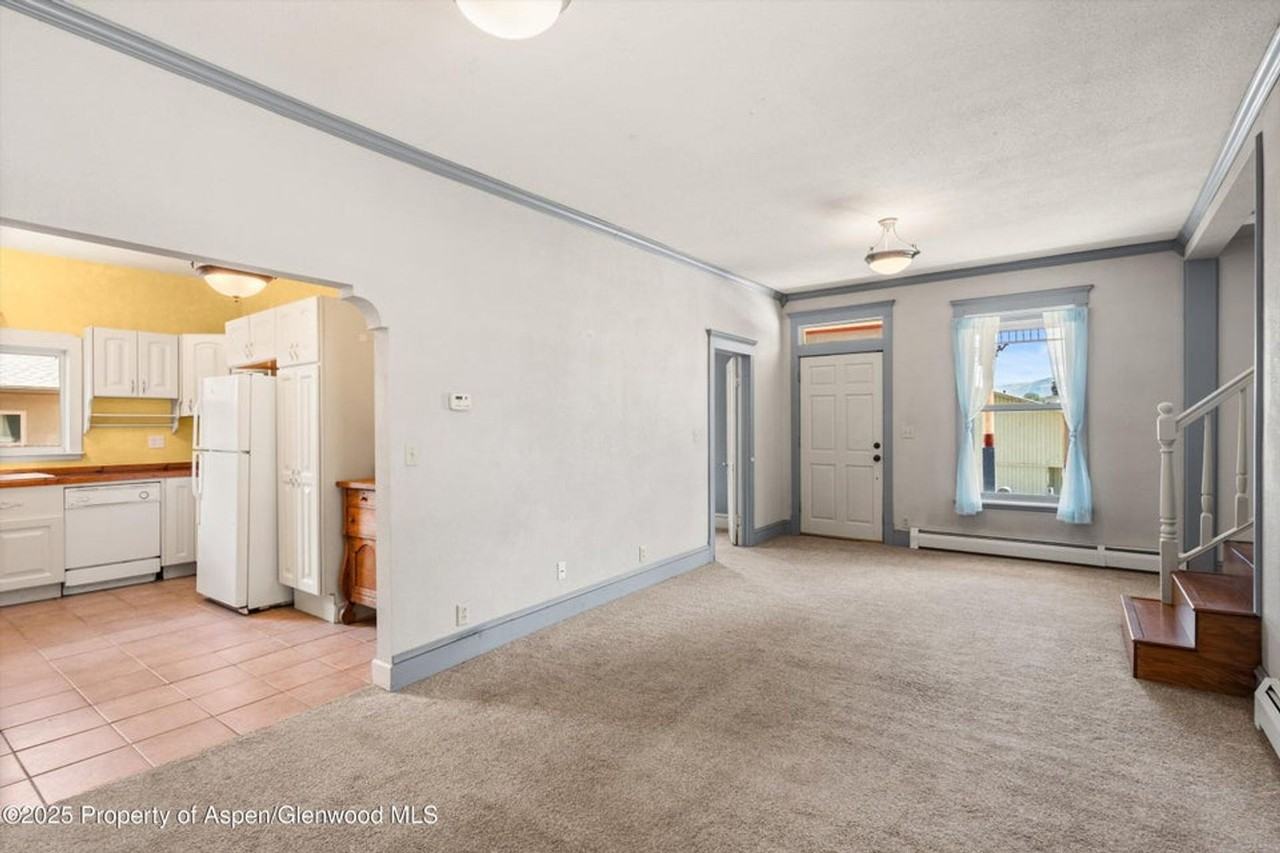 440 Whiteriver Ave - Photo 4 of 25