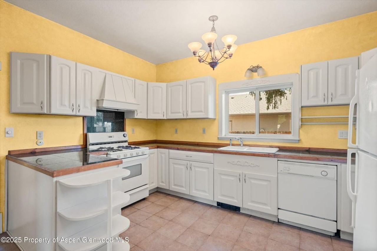 440 Whiteriver Ave - Photo 6 of 25