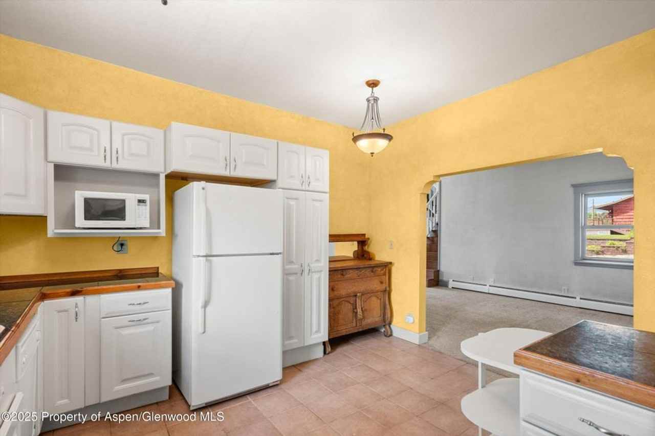 440 Whiteriver Ave - Photo 7 of 25