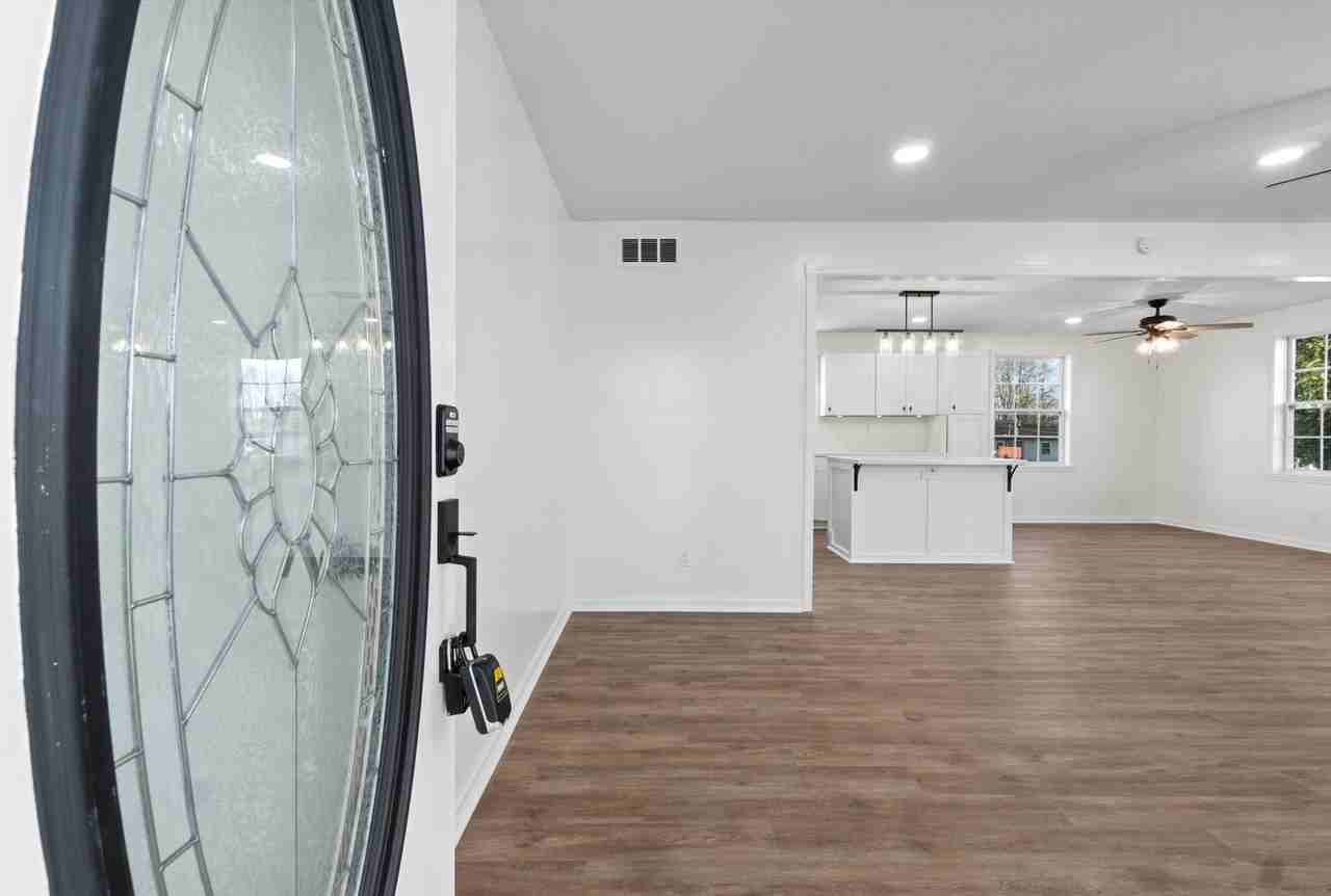 110 Rainbow St - Photo 5 of 33