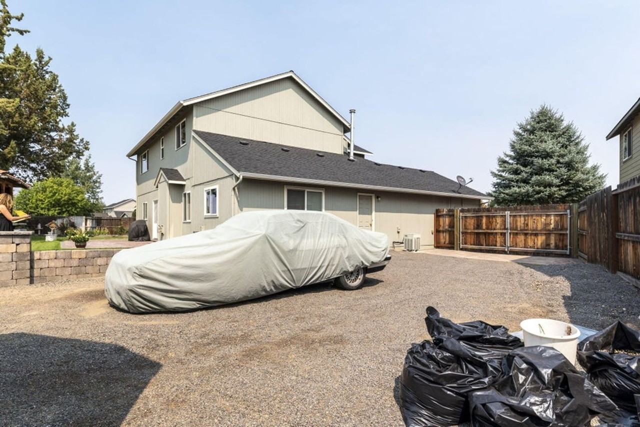 2253 Nw Oak Ct - Photo 2 of 33