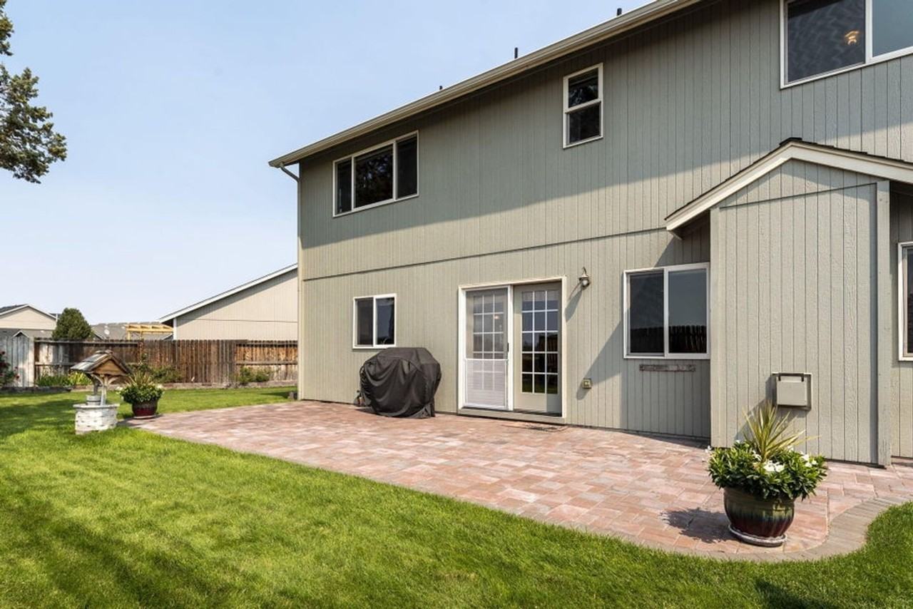 2253 Nw Oak Ct - Photo 3 of 33