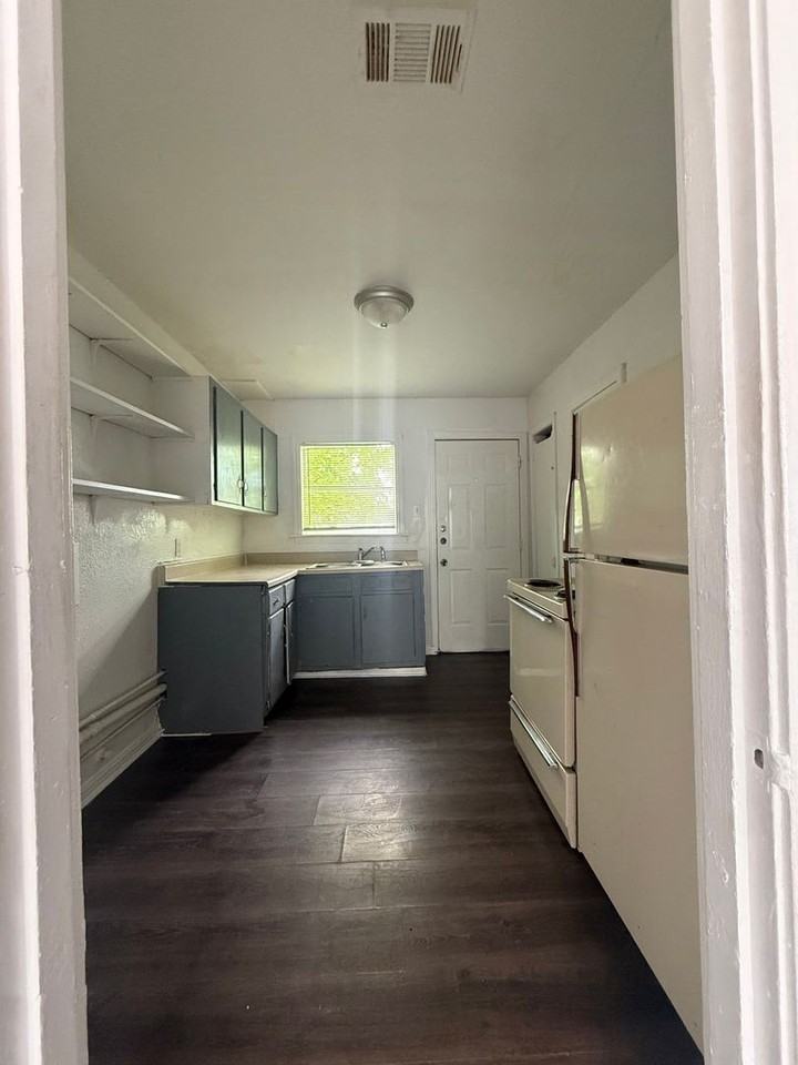 913 Kern Rd - Photo 3 of 16