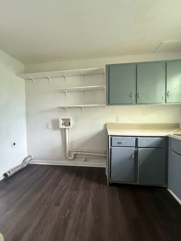 913 Kern Rd - Photo 4 of 16