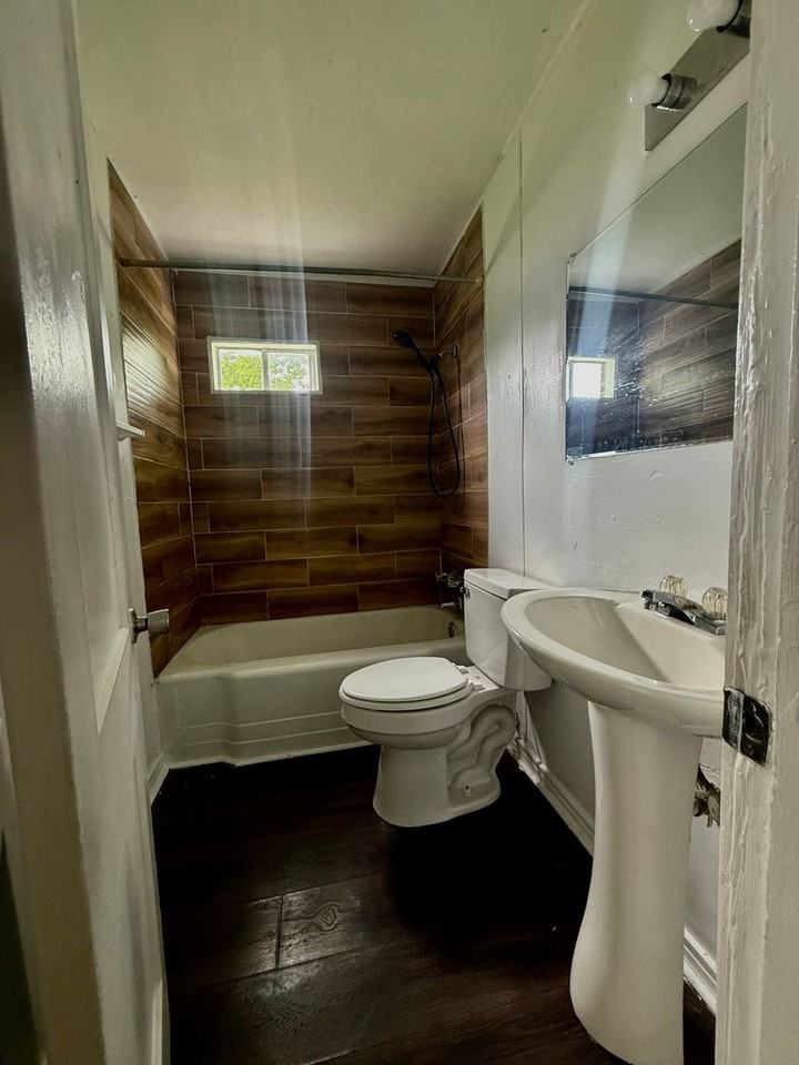 913 Kern Rd - Photo 7 of 16