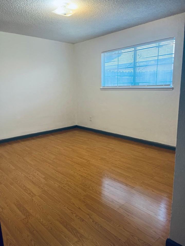 1117 Roselawn Ave - Photo 4 of 8