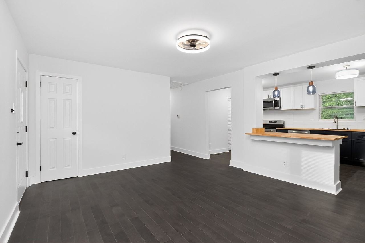 1814 Eastway Dr - Photo 4 of 18