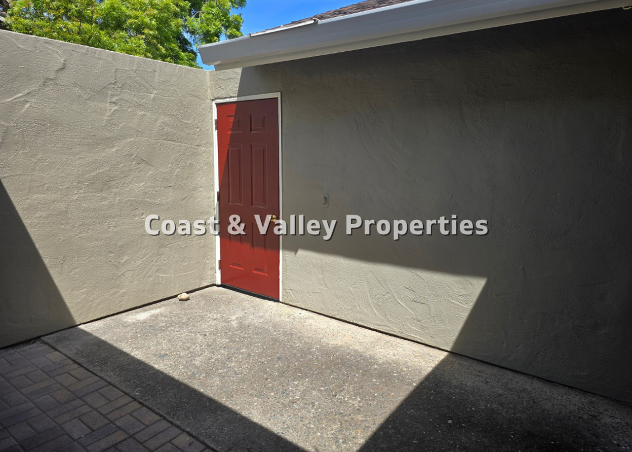 19223 Creekside Ln - Photo 2 of 22