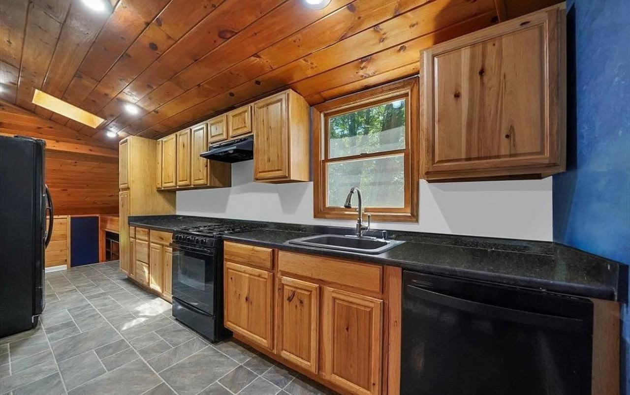 425 Old Dutch Hollow Rd - Photo 2 of 9