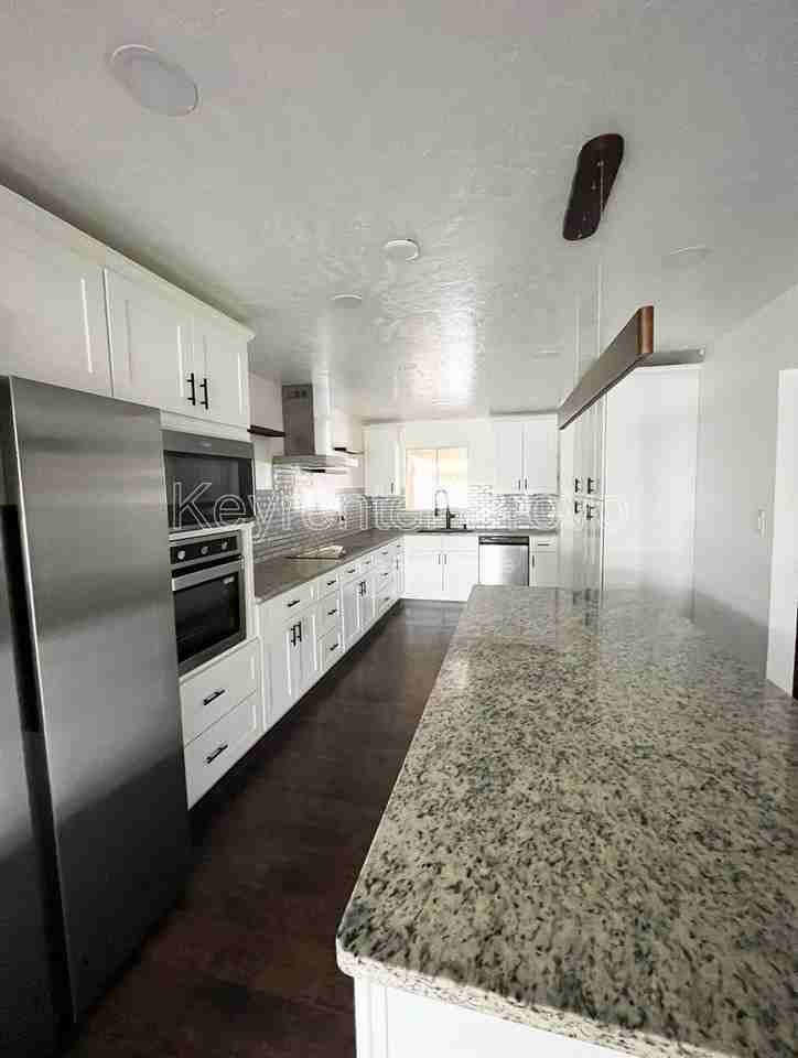 E 900 S - Photo 2 of 10