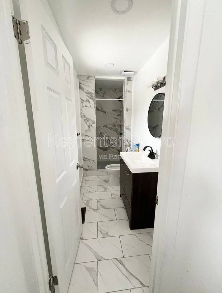 E 900 S - Photo 5 of 10