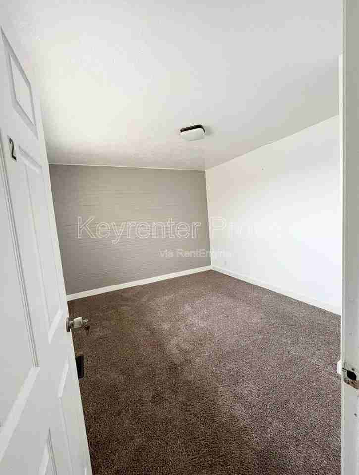 E 900 S - Photo 6 of 10