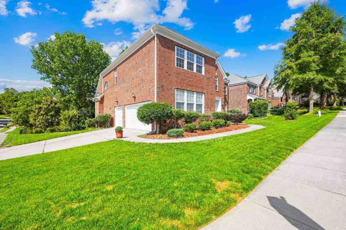 8100 Morehouse Dr - Photo 3 of 10