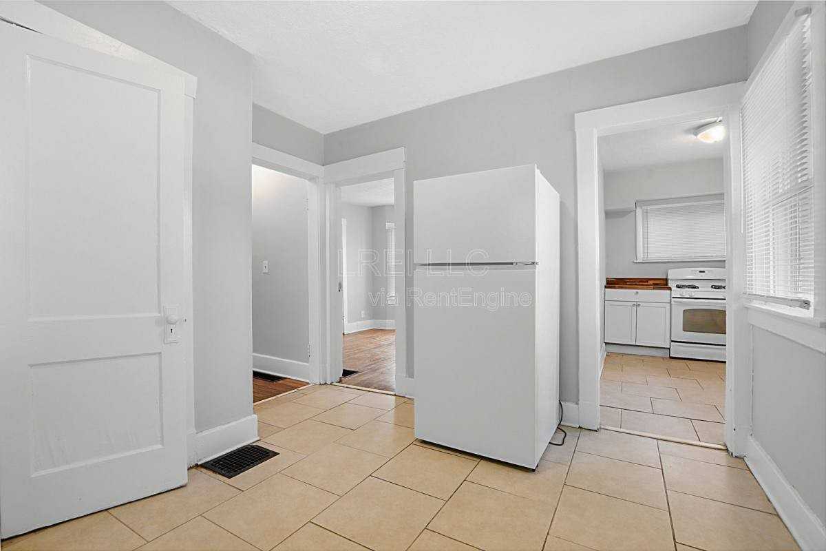 627 S 38th St - Photo 3 of 10