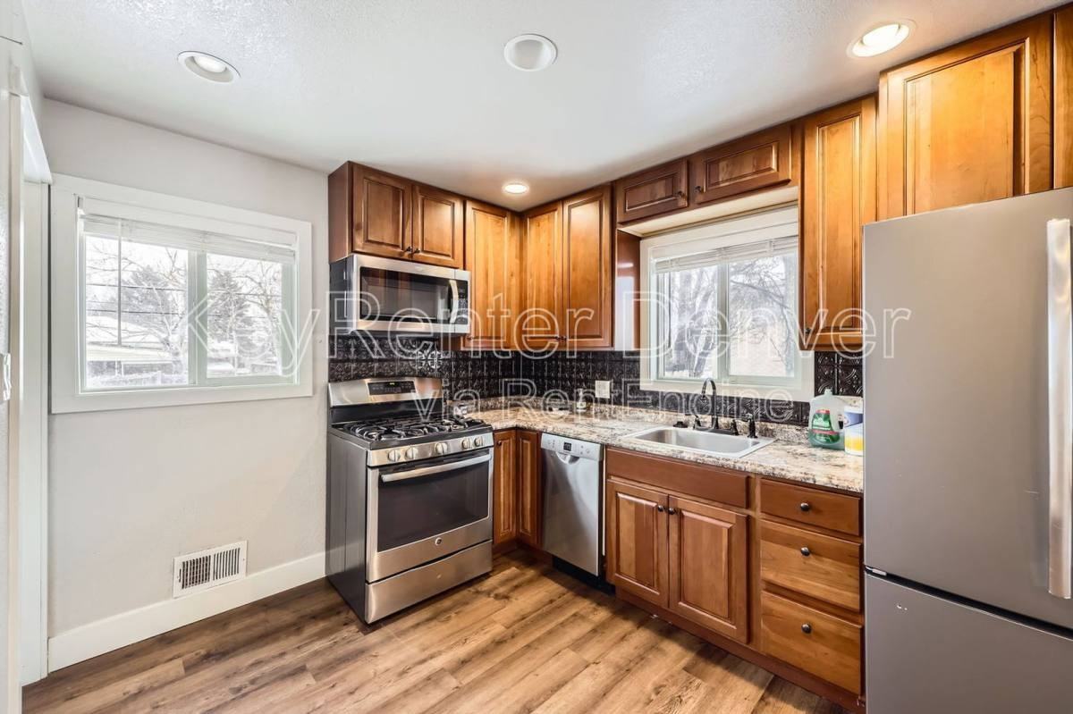 10462 Carlile St - Photo 3 of 10