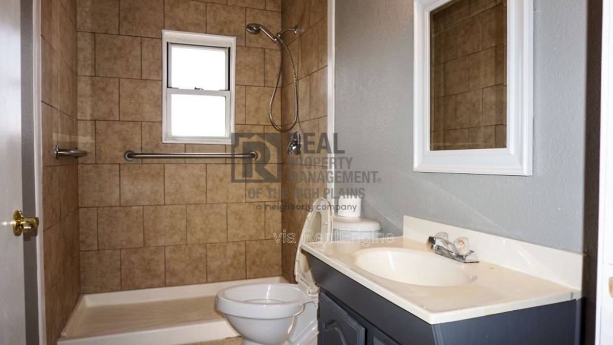 1017 N Jefferson St - Photo 2 of 9
