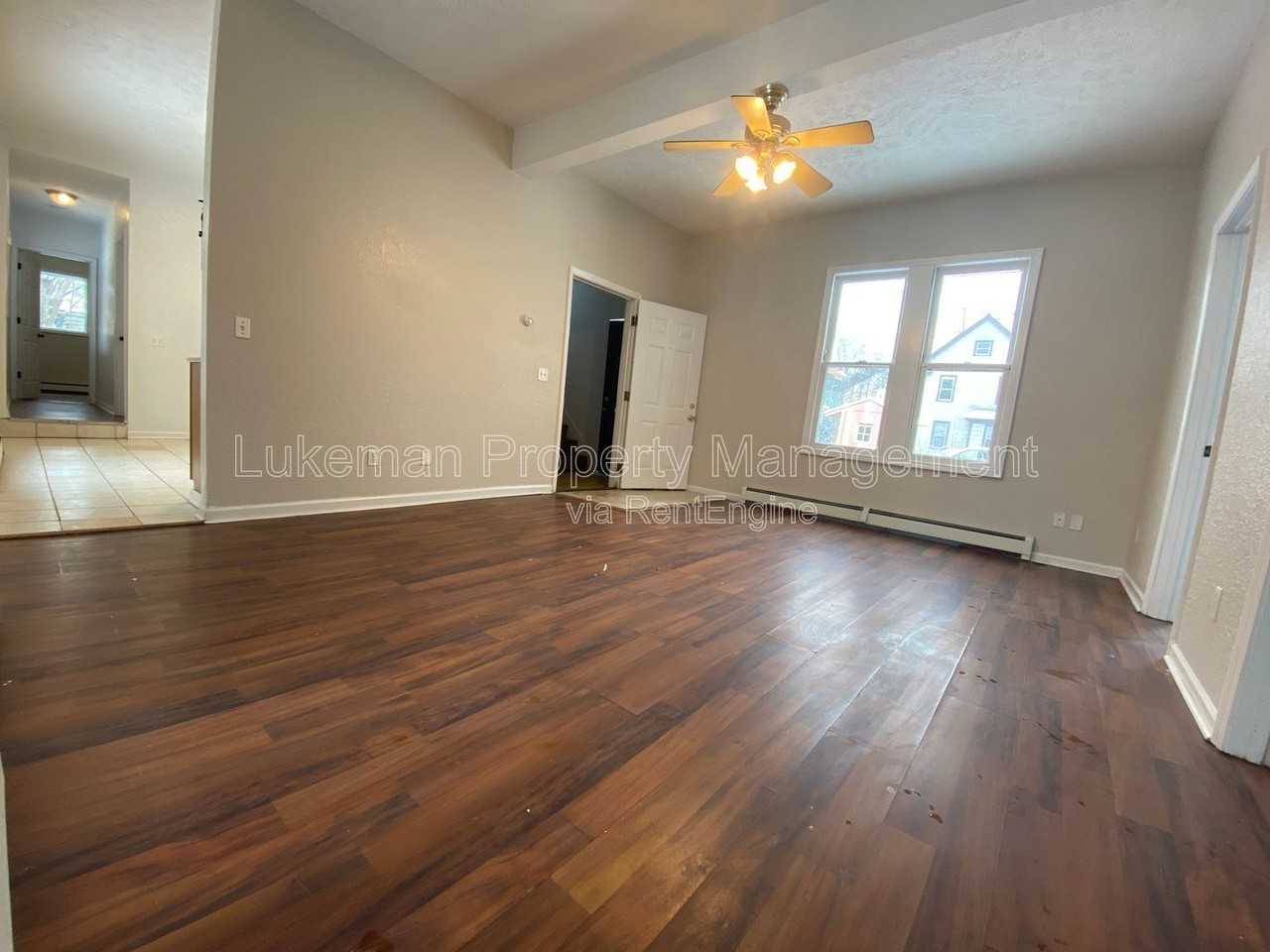 421 Oak St - Photo 2 of 12