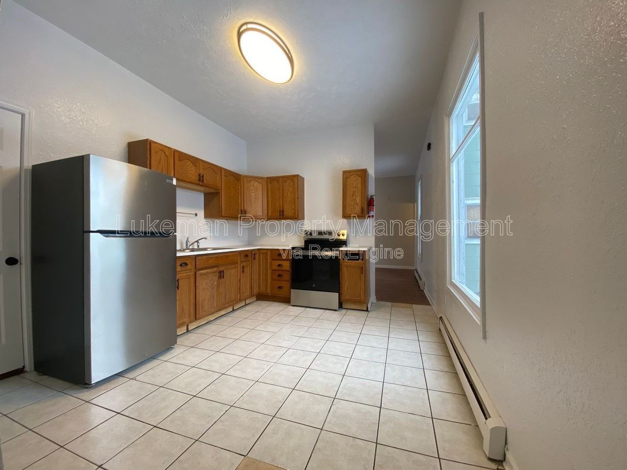 421 Oak St - Photo 3 of 12