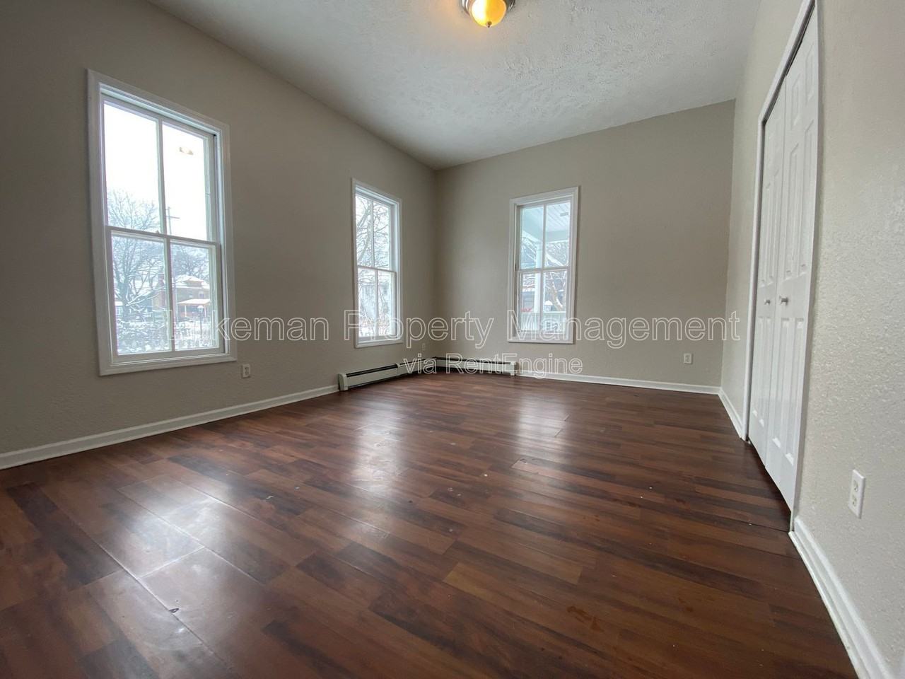 421 Oak St - Photo 5 of 12