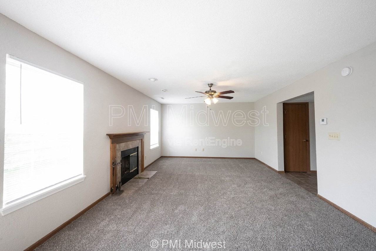 10325 Liverpool Way - Photo 3 of 32