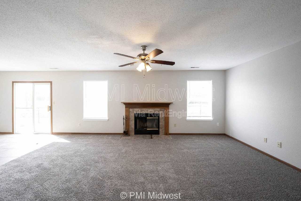 10325 Liverpool Way - Photo 5 of 32