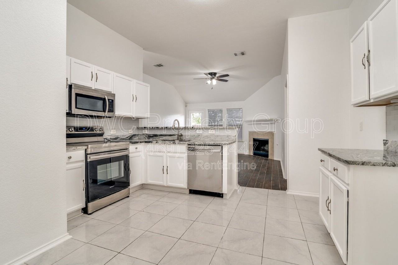 1002 Manassas Dr - Photo 4 of 12