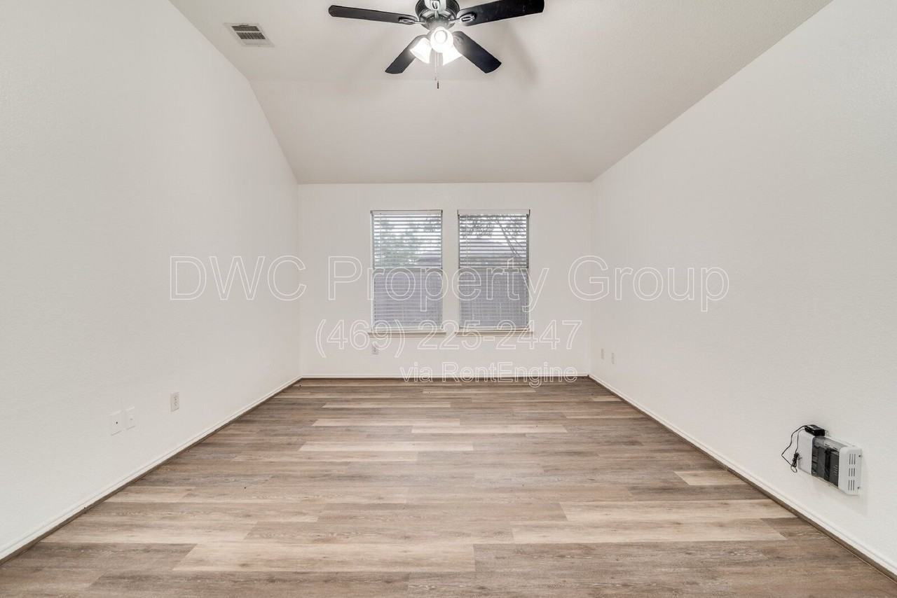 1002 Manassas Dr - Photo 5 of 12
