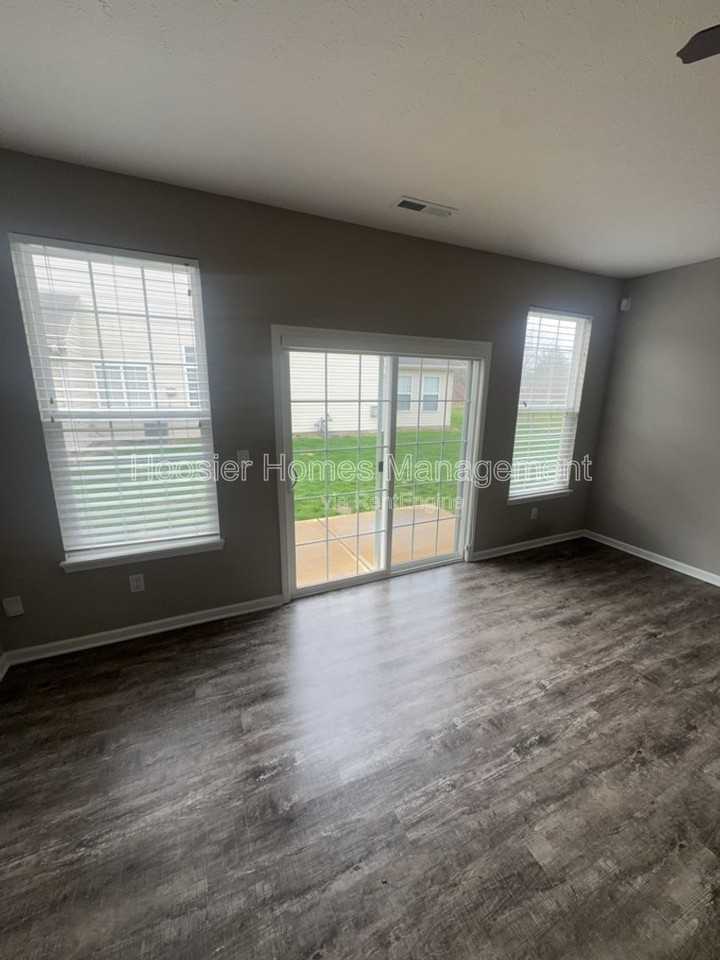 556 Dylan Dr - Photo 3 of 7