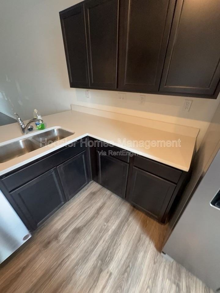 1347 Norfolk Cir - Photo 2 of 9