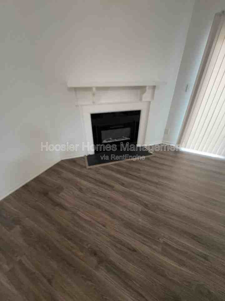 1347 Norfolk Cir - Photo 3 of 9