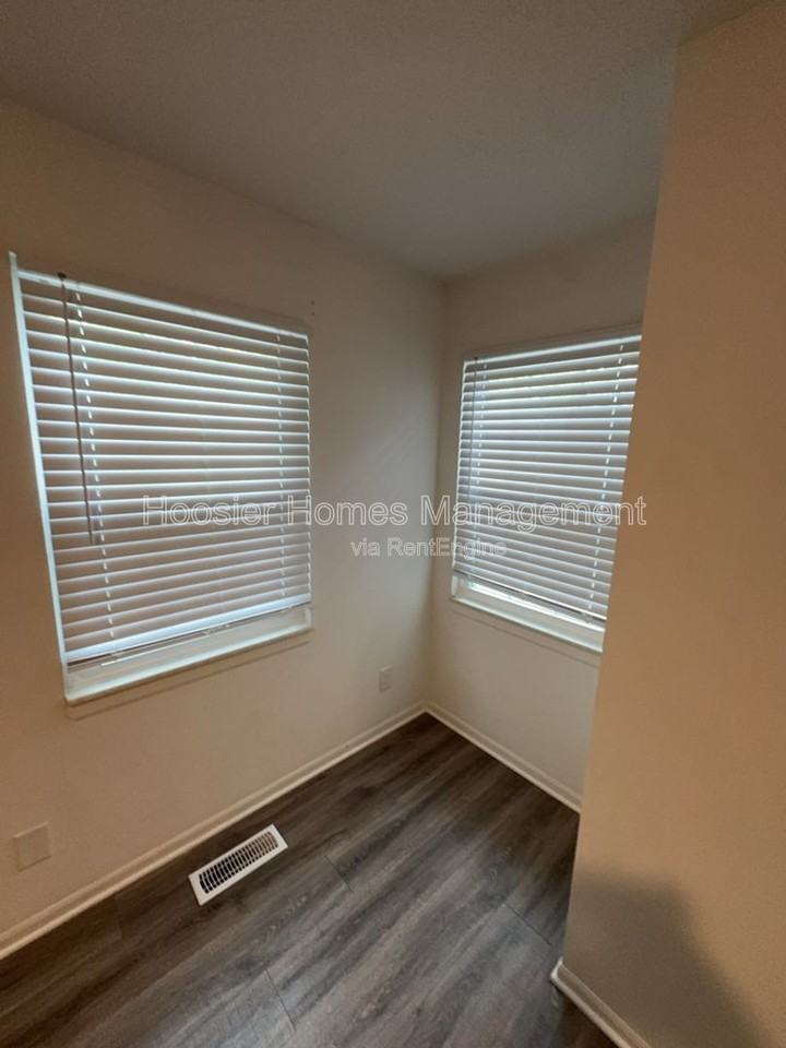 1347 Norfolk Cir - Photo 5 of 9