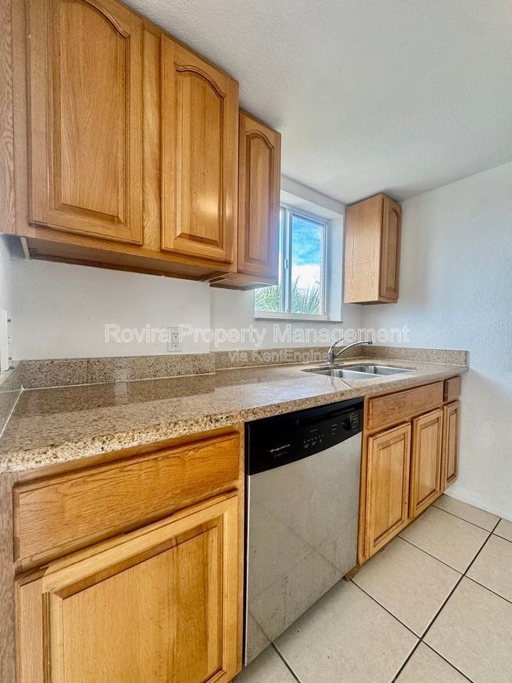 498 Sw 6th St #303 - Photo 5 of 15