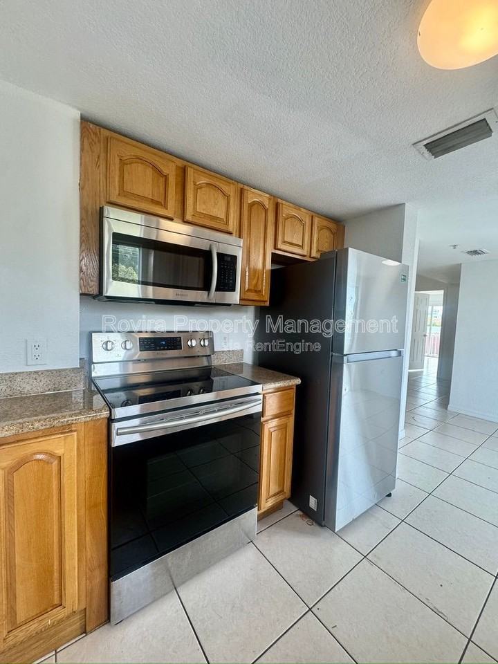 498 Sw 6th St #303 - Photo 6 of 15