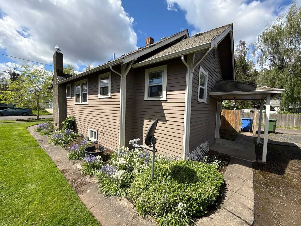 1165 Hood St Ne - Photo 5 of 26