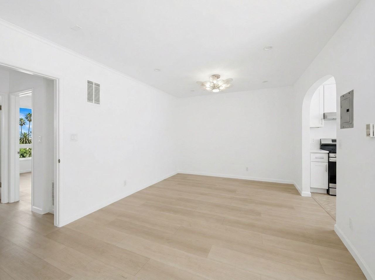 337 S Rexford Dr #3 - Photo 5 of 17