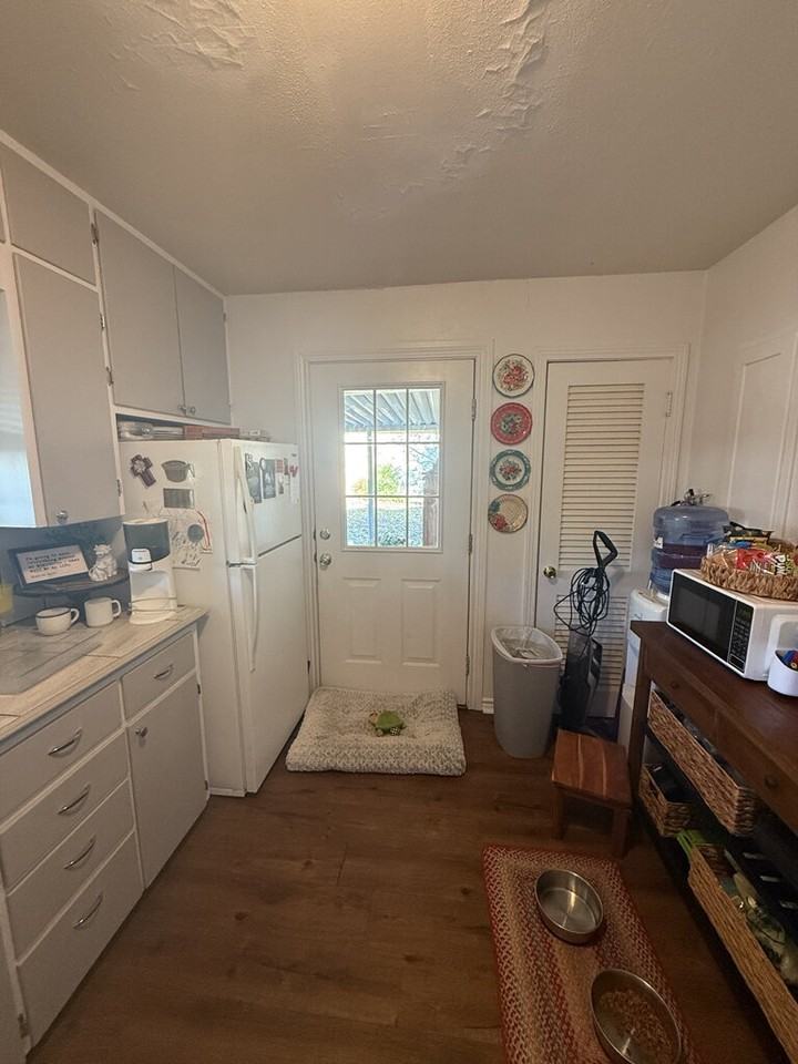 107 Greenview Dr - Photo 2 of 3