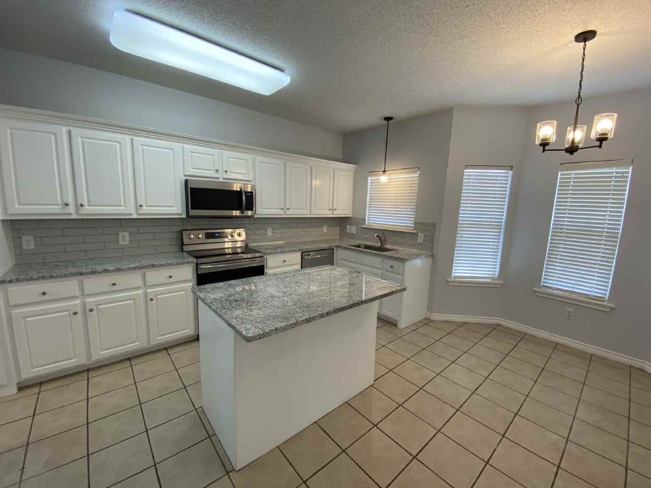 9806 Genoa Ave - Photo 6 of 23