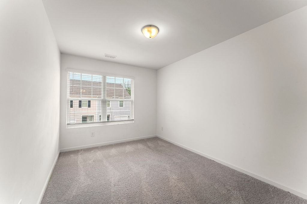 1520 Vernon Blvd #1 - Photo 3 of 17