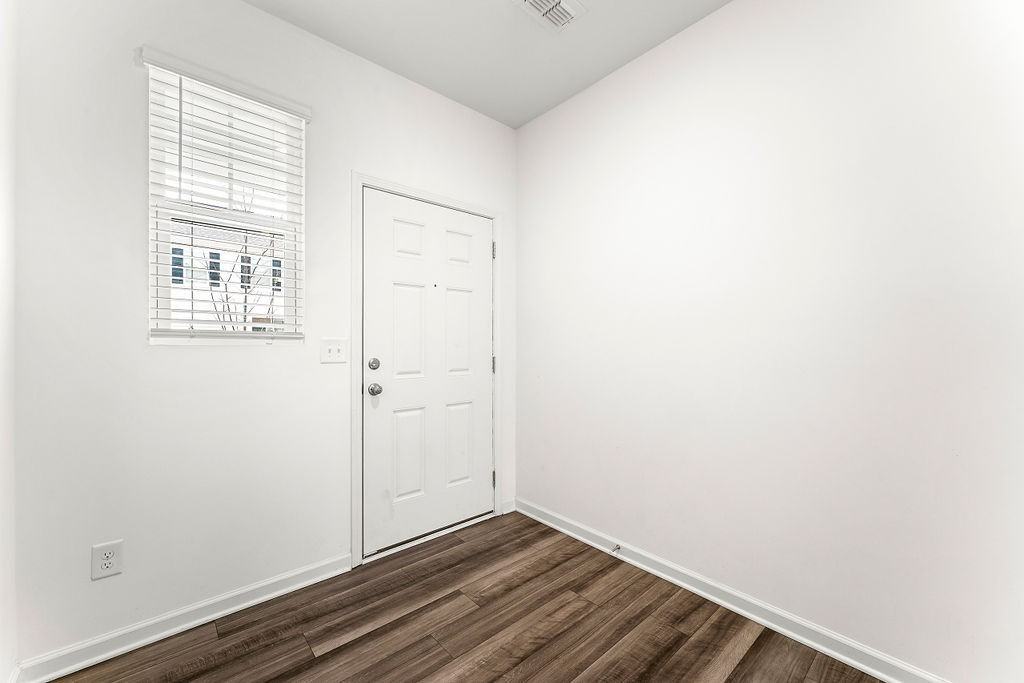 1520 Vernon Blvd #1 - Photo 4 of 17