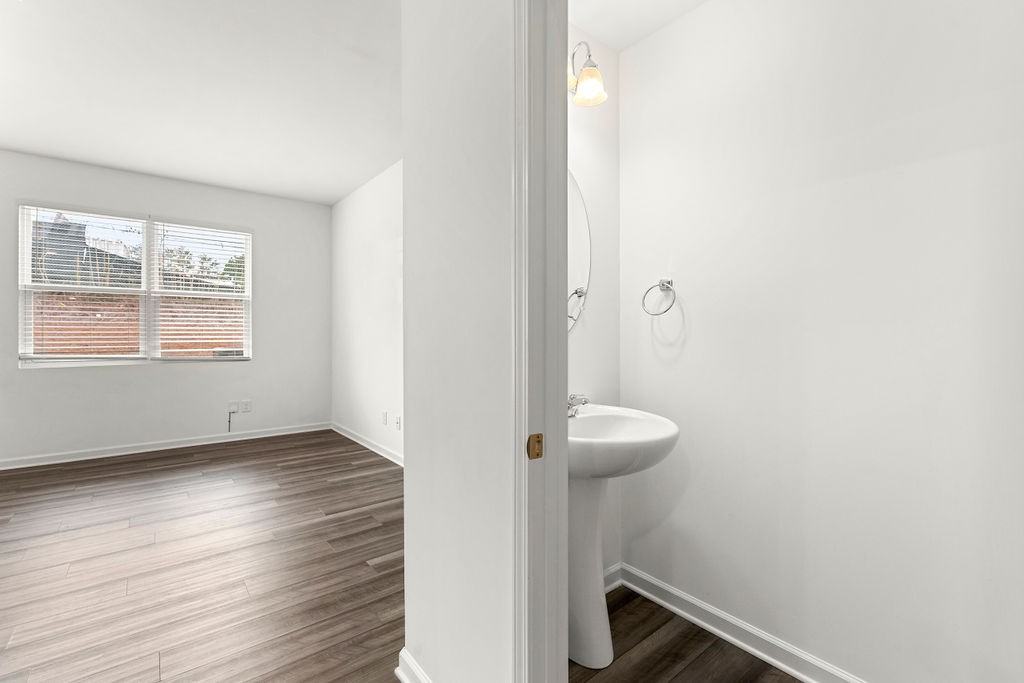 1520 Vernon Blvd #1 - Photo 6 of 17