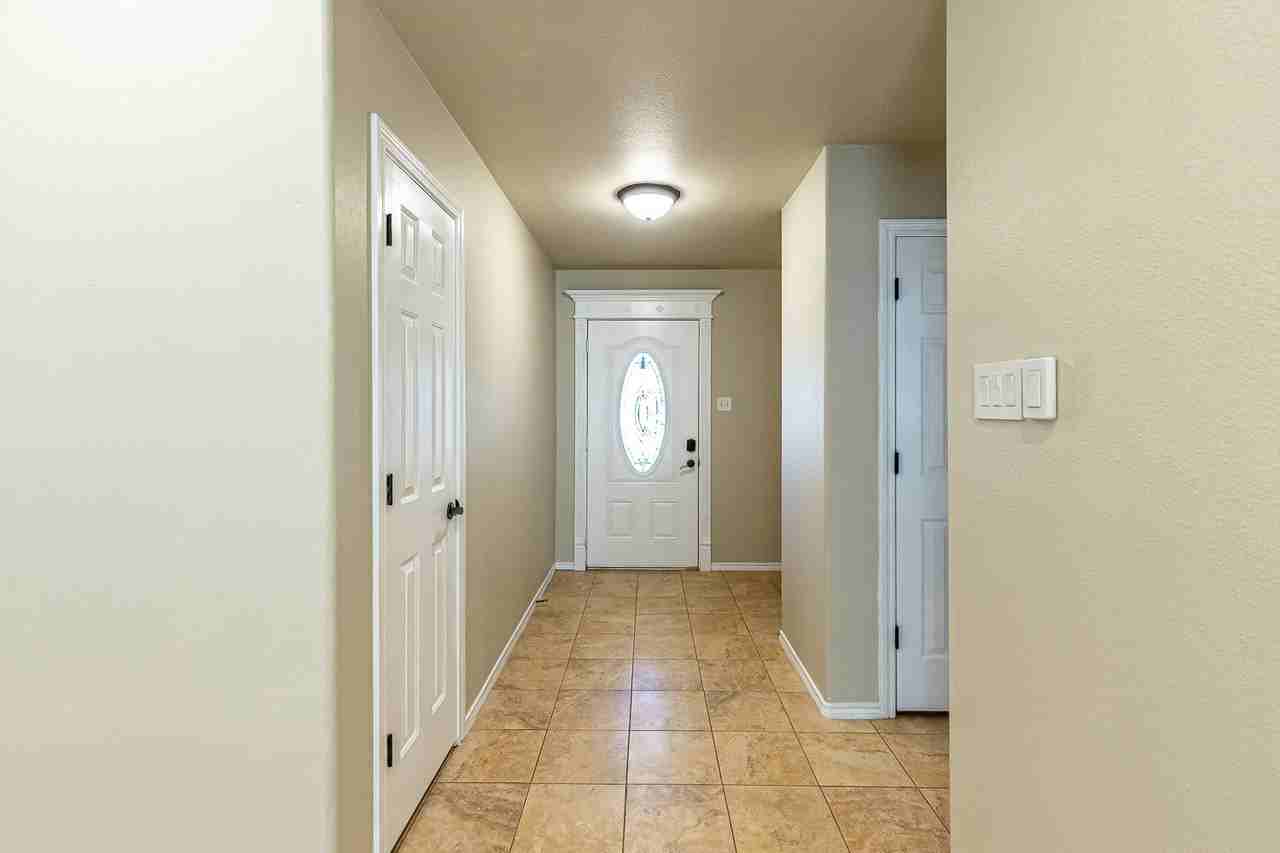 811 11th St - Photo 4 of 28