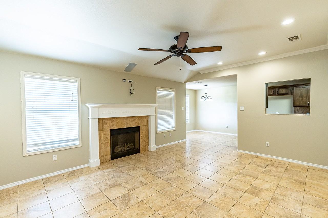 811 11th St - Photo 5 of 28